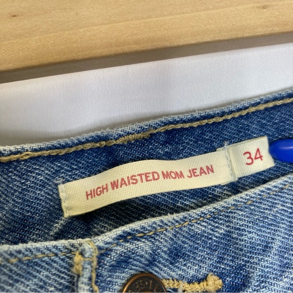Levis High Waisted Mom Jean Distressed Size 34 Light Wash Denim - Picture 3 of 4